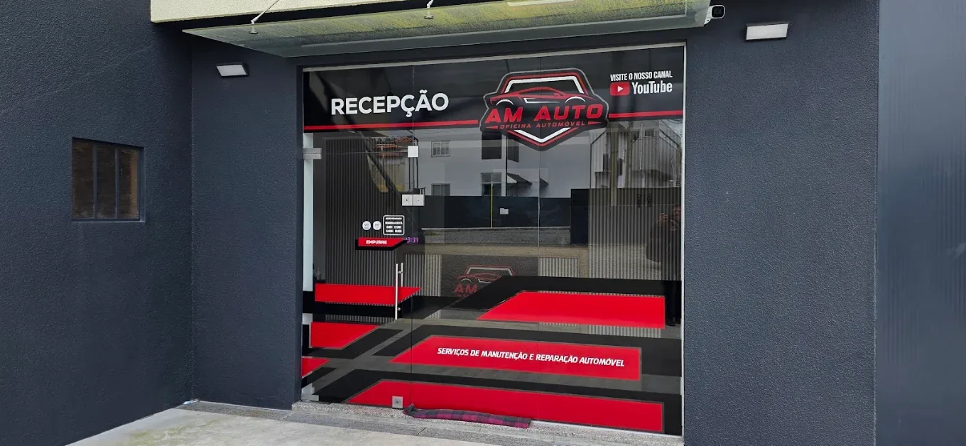 Entrada e receção da AM Auto, com a identidade da oficina nas portas de vidro