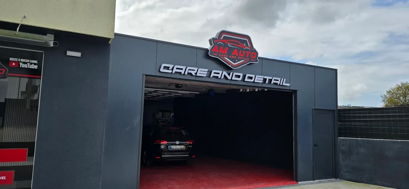 Fachada da oficina AM Auto Car Care and Detail em Valongo, com a entrada da área de trabalho